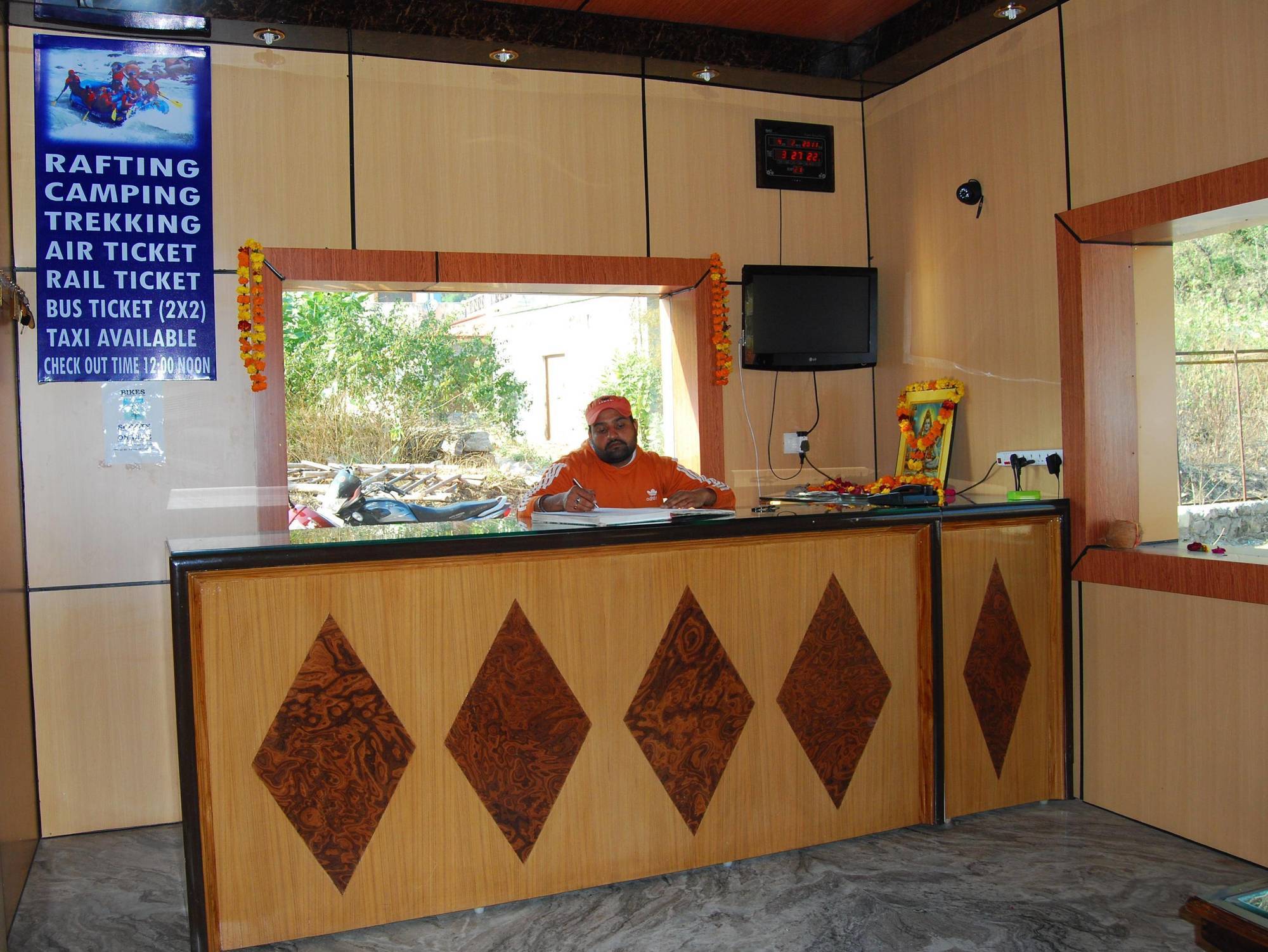 Hotel Shiv Ganga Rishikesh Bagian luar foto